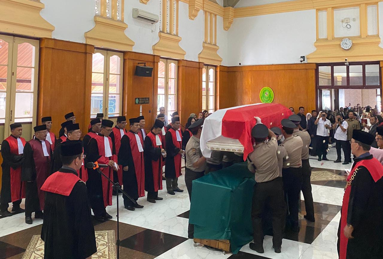 PROSESI: PN Medan gelar prosesi pelepasan jenazah hakim Oloan Silalahi, di ruang Cakra Utama, Rabu (10/7). ( AGUSMAN/SUMUT POS)
