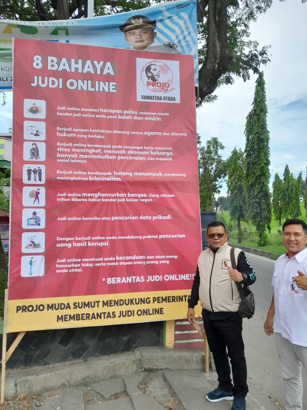 DIRIKAN: Ketua DPC Projo Deliserdang, Hefrizal Wijaya mendirikan spanduk dan baliho bahaya judi online di sejumlah lokasi di kawasan Kabupaten Deliserdang.