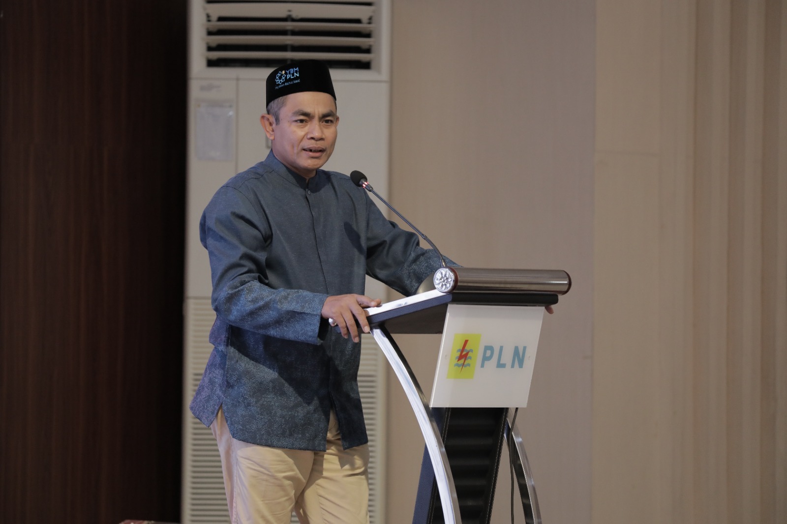 General Manager PLN UID Sumatera Utara Saleh Siswanto memberikan sambutan dalam acara khitanan massal di Balai Agung Astakona, pada Selasa (9/7).