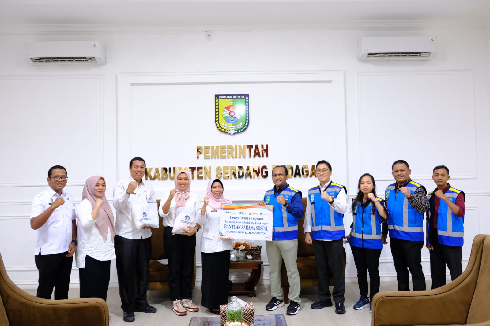 BERSAMA: PJ  Sekdakab Sergai Rusmiani Purba didampingi Kepala Bapenda Sergai Sri Rahmayani,S.Sos, M.Si bersama  Direktur Keuangan PT Jasa Marga Kualanamu Tol, Rianto Mirin dan jajaran. ( Fadly)