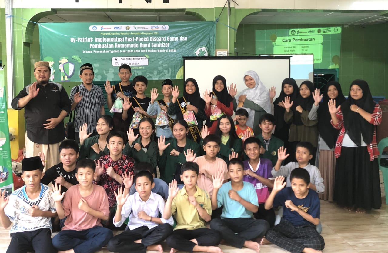 Tim Hy-Patriot Program Kreativitas Mahasiswa (PKM) USU 2024 diabadikan bersama anak-anak SMP Panti Asuhan Mamiyai Medan saat melaksanakan pengabdian masyarakat dalam mencegah demam tifoid.