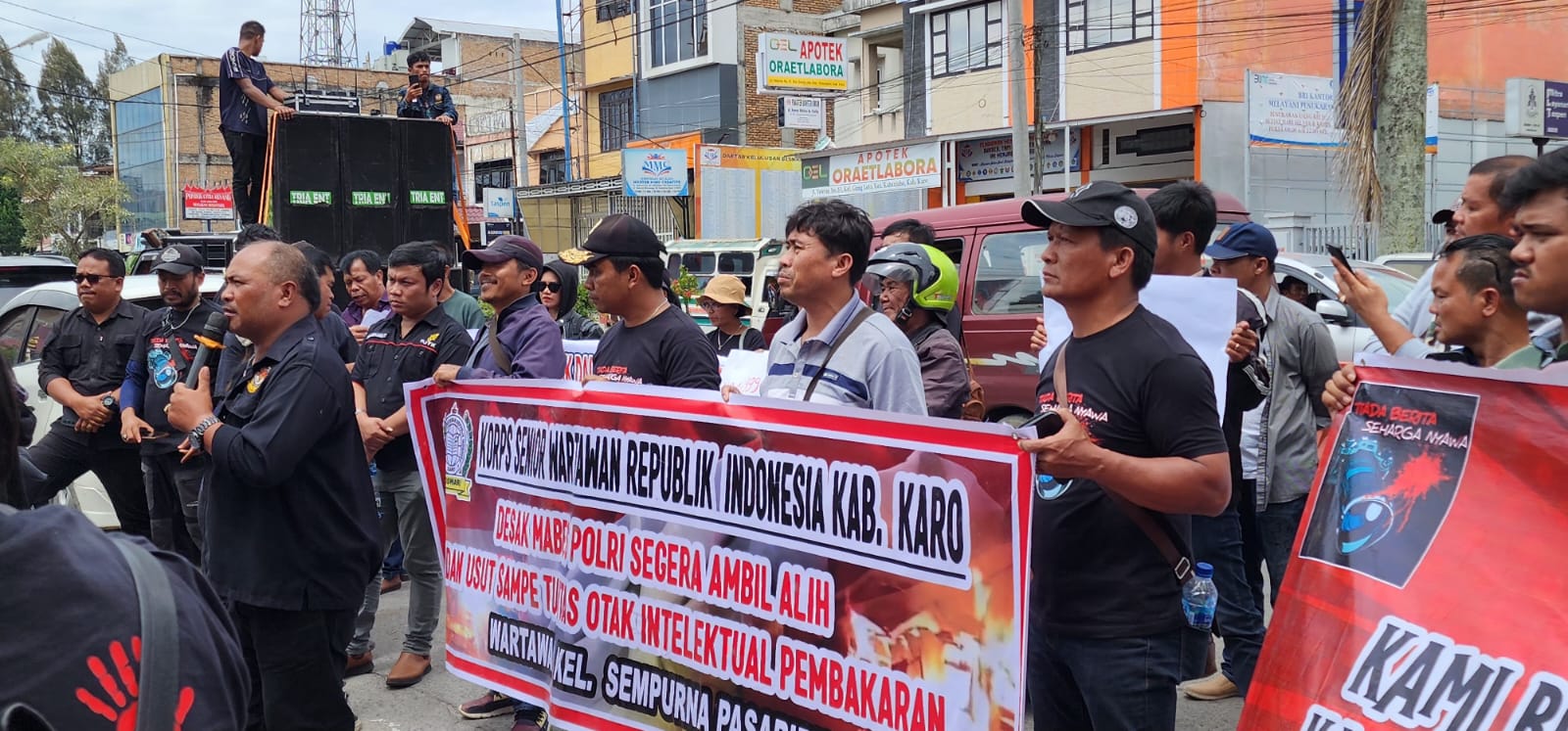 UNRAS: ratusan wartawan yang tergabung dalam Aliansi Jurnalis Tanah Karo bersatu menggelar aksi damai di depan gedung DPRD Karo, Kamis (11/7) pagi.(SOLIDEO/SUMUTPOS)