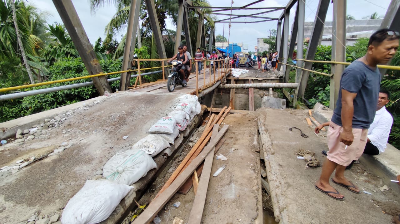 PENOLAKAN: PembangunanJembatan berbahan kayu di atas Titi Besi Batangserangan mendapat penolakan dari masyarakat.(TEDDY AKBARI/SUMUT POS)