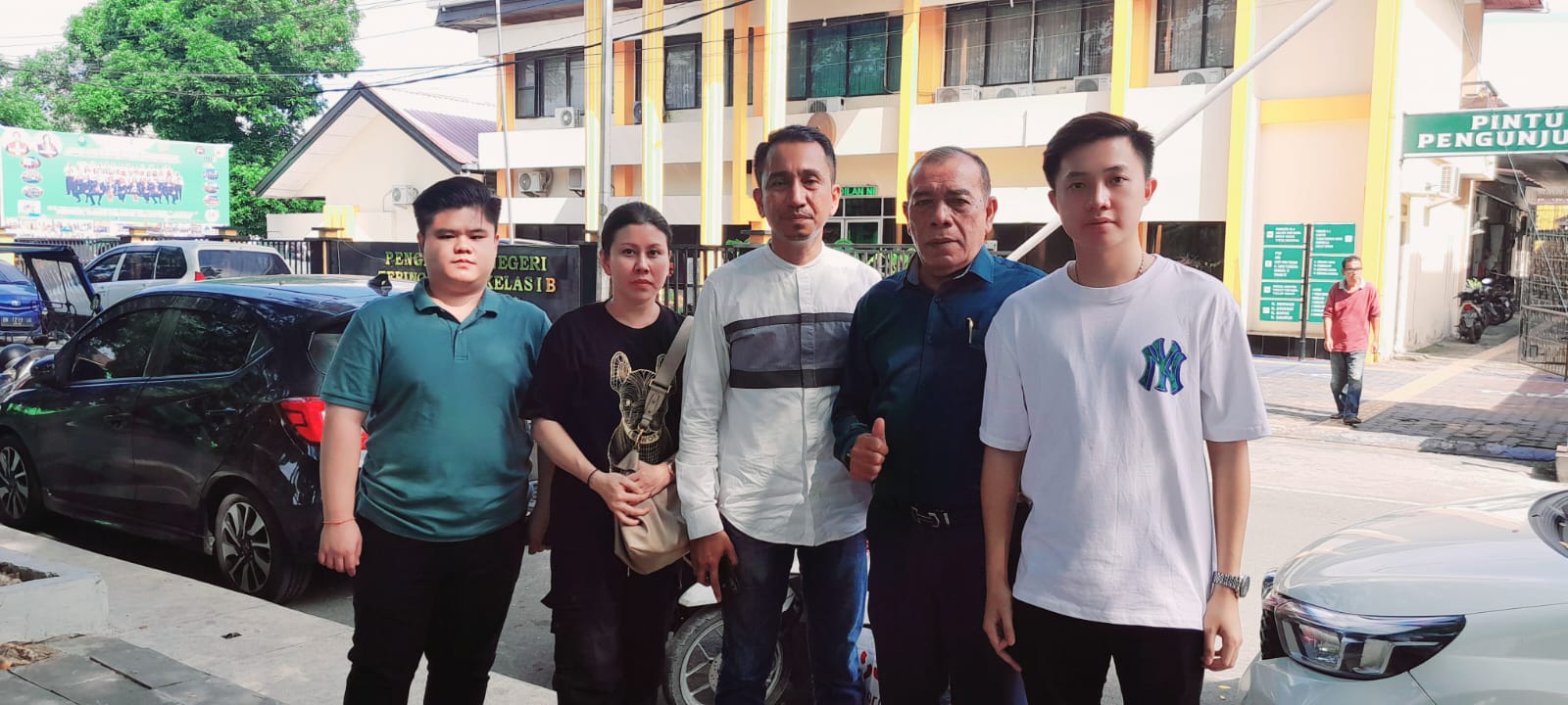 MELAPOR: Kuasa Hukum terlapor, Zennuddin Herman SH didampingi Suhardi Matondang SH beserta Adik terlapor Saiman, Yulianti, Anak terlapor Saiman  Pranschise Siahaan serta Anak-anak dari Terlapor.