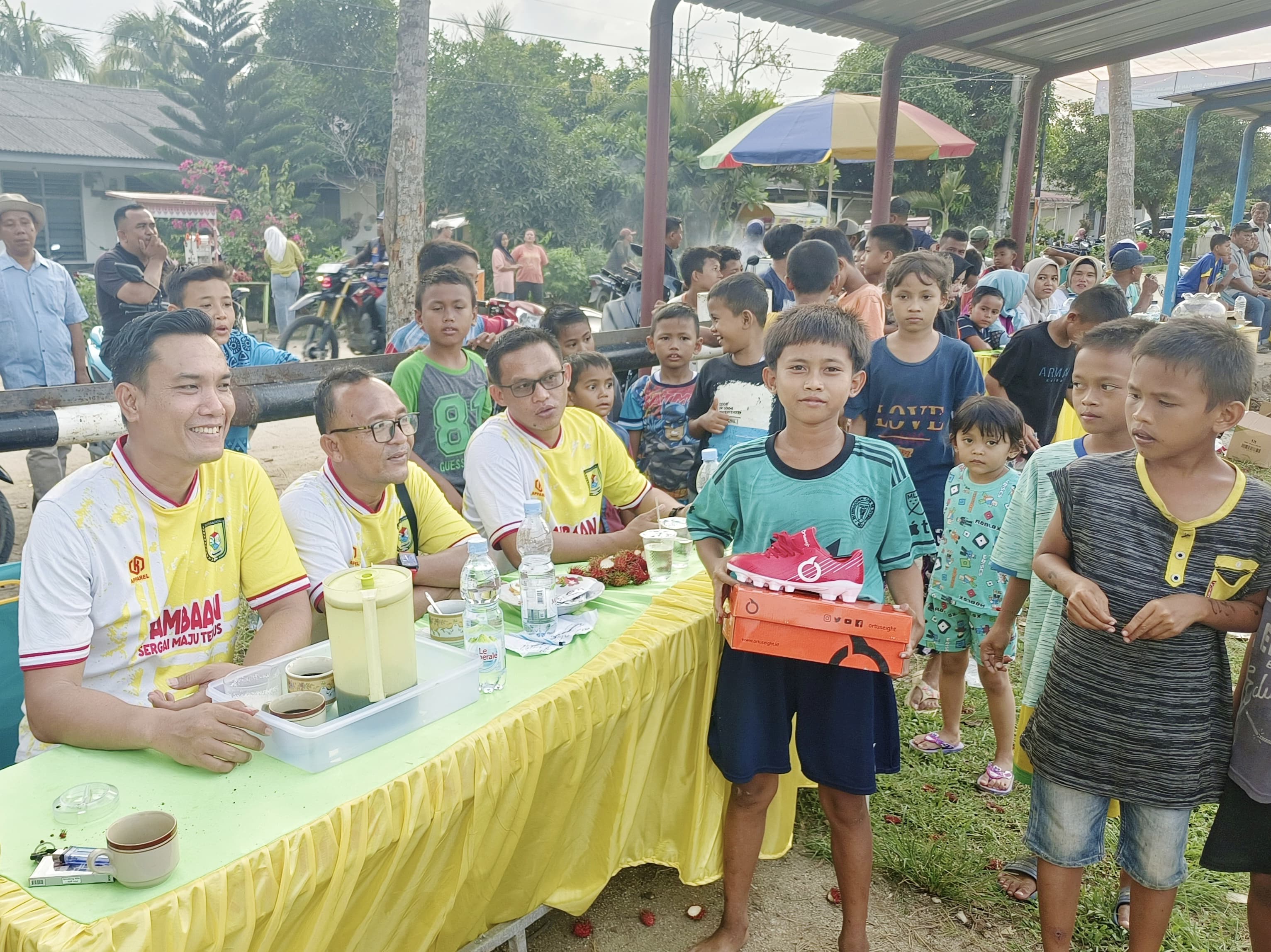 TERIMA: Arsya  menerima sepatu dari panitia Turnamen sepakbola kades Piala Bupati dan wakil Bupati Sergai . ( Fadly/Sumut Pos)