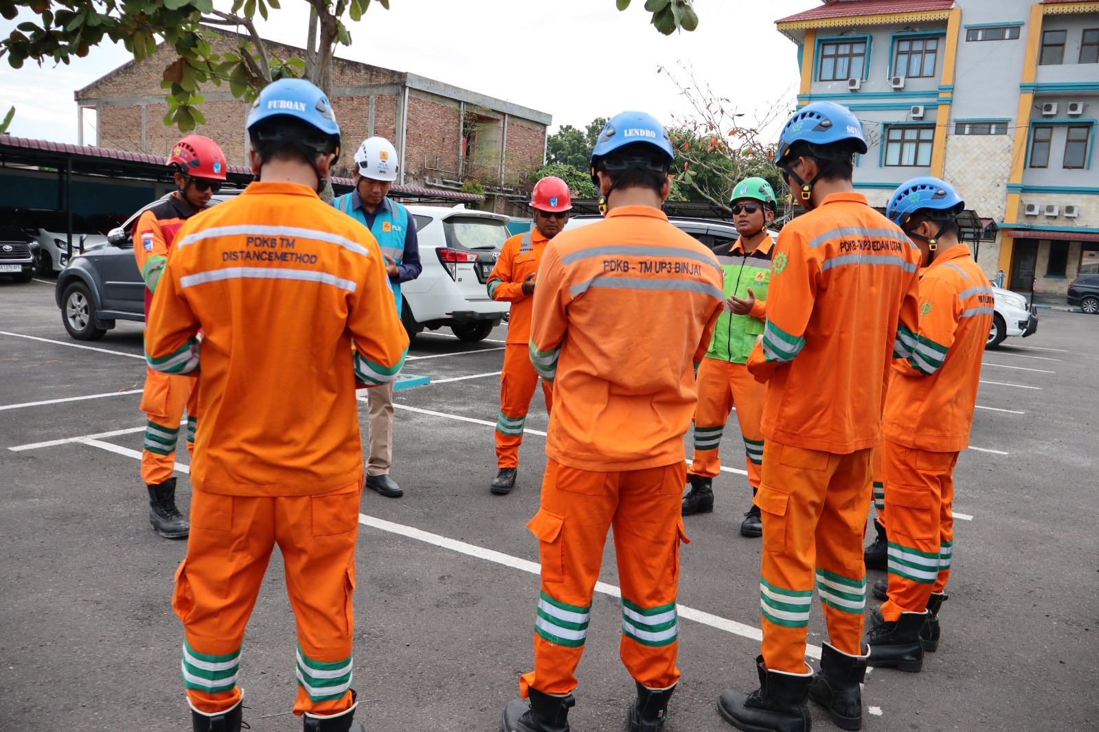 Setelah melakukan safety briefing, Assistant Manager Jaringan dan Konstruksi Razali Sahlan memimpin doa dengan tim Petugas Dalam Keadaan Bertegangan (PDKB) PLN UP3 Lubuk Pakam (11/7).