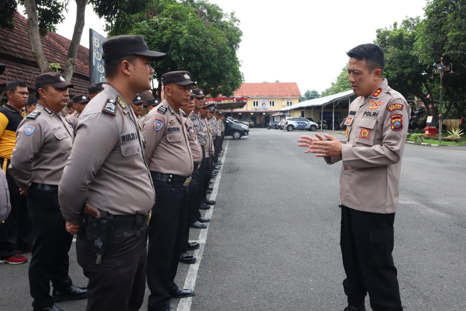 TATAP MUKA: Kapolres Binjai, AKBP Bambang Christanto Utomo saat melakukan tatap muka dengan bhabinkamtibmas.(Humas Polres Binjai/Sumut Pos)