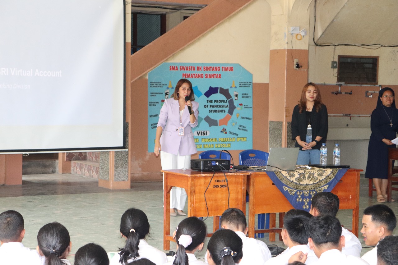 SOSIALISASI: Vinky Simanjuntak dan Tari sebagai RM Dana mewakili BRI Kantor Cabang Pematangsiantar, saat sosialisasi pembayaran uang sekolah melalui BRIVA, di SMP swasta Bintang Timur.(IST/SUMUT POS)