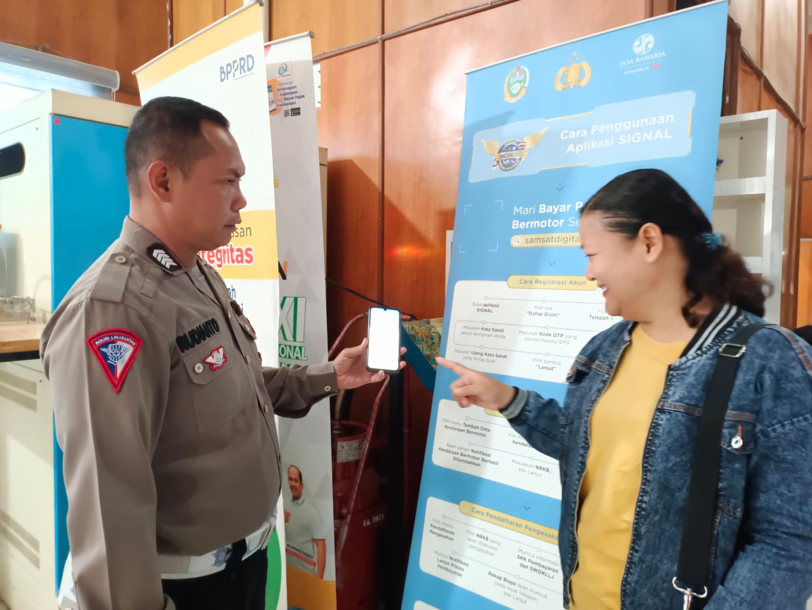 LAYANI: Petugas dari Polres Pematangsiantar saat melayani masyarakat.(PRA EVASI/SUMUT POS)