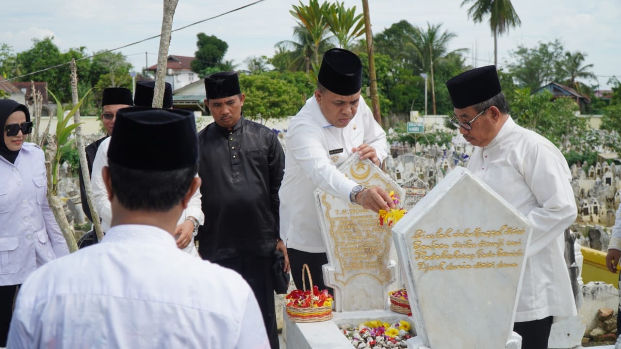 ZIARAH: j Bupati Langkat, Faisal Hasrimy saat berziarah di Tanjungpura.(Diskominfo Langkat/Sumut Pos)