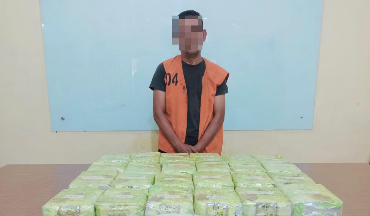 DIAMANKAN: Pelaku K saat diamankan petugas Polresta Deliserdang.(ist/SUMUT POS)