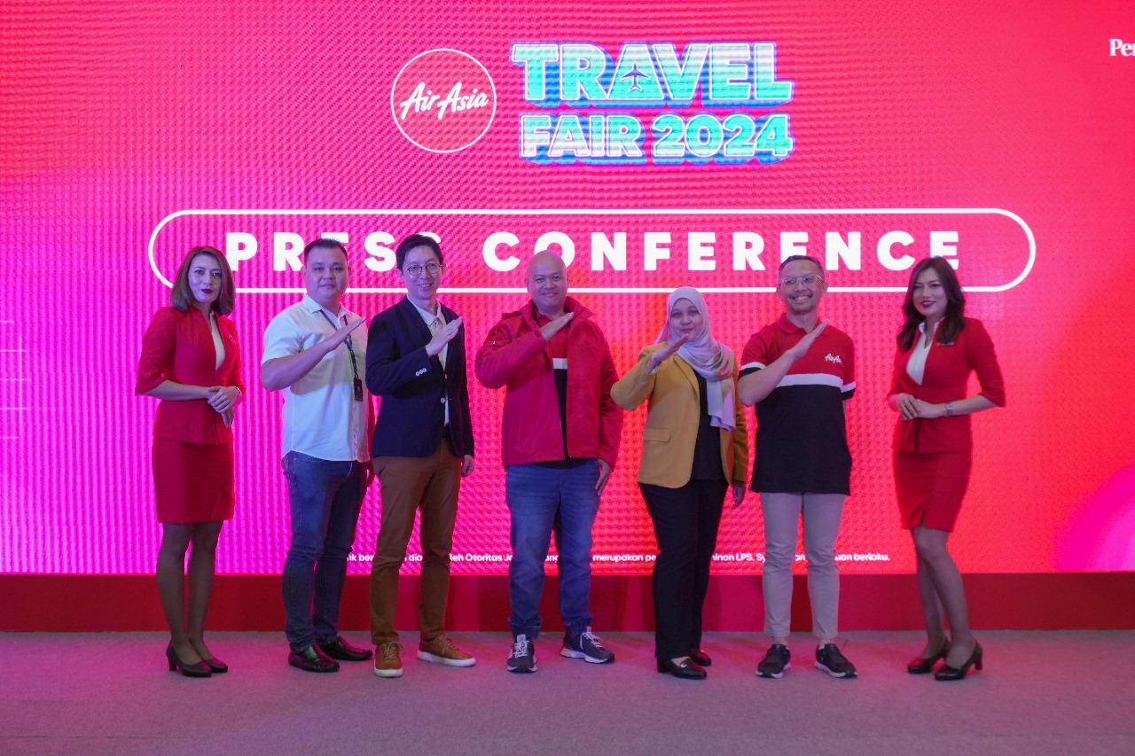 BERSAMA: Head of Indonesia Affairs and Policy Indonesia AirAsia, Eddy Krismeidi bersama Division Head Consumer Lending PermataBank, Haryanto dalam Konferensi Pers AATF 2024, di Centre Point Mall Medan