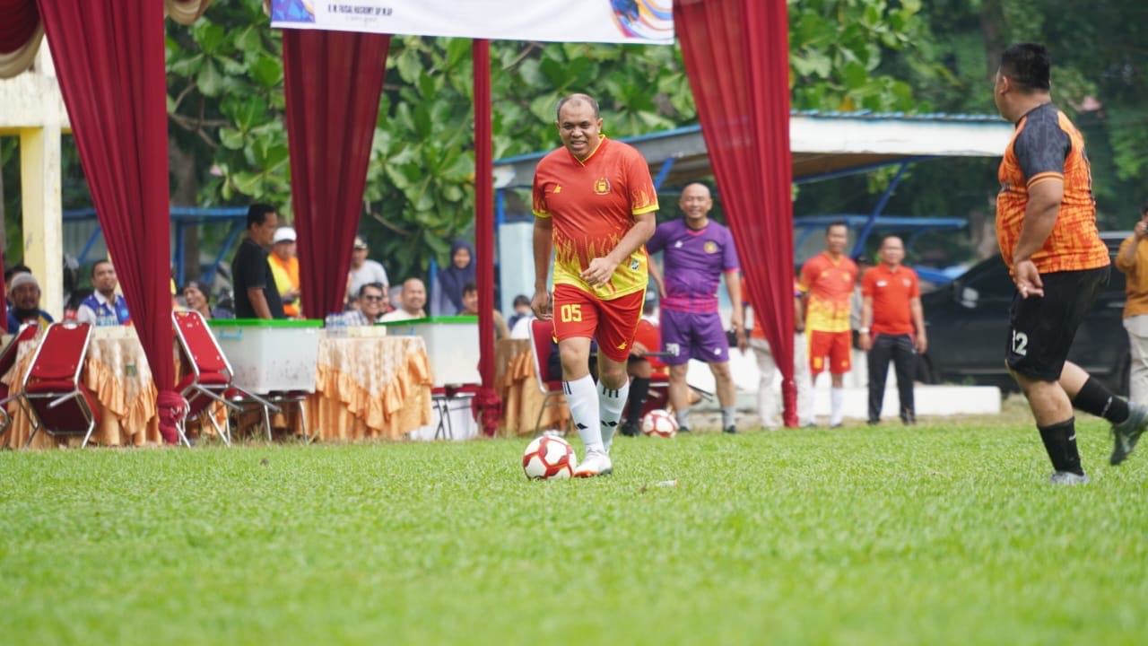 GIRING BOLA: Pj Bupati Langkat, Faisal Hasrimy saat menggiring bola.(Diskominfo Langkat/Sumut Pos)