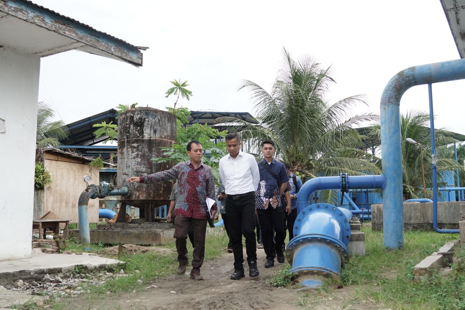 CEK: Pj Wali Kota Tebingtinggi Moettaqien Hasrimi melakukan pengecekan ke instalasi pengelolaan air minum di Jalan Kutilang Kecamatan Bajenis Kota Tebingtinggi bersam Direktur Perumda.(SOPIAN/SUMUTPOS
