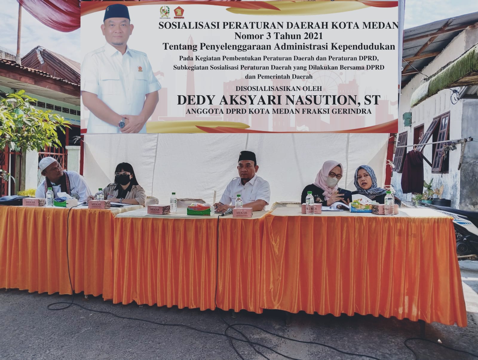 SOSIALISASI: Anggota DPRD Kota Medan, Dedy Aksyari Nasution ST gelar  sosialisasi produk hukum daerah Kota Medan di Jalan Kemiri II, Kelurahan Sudirejo II, Kecamatan Medan Kota, Sabtu (13/7/2024) sore