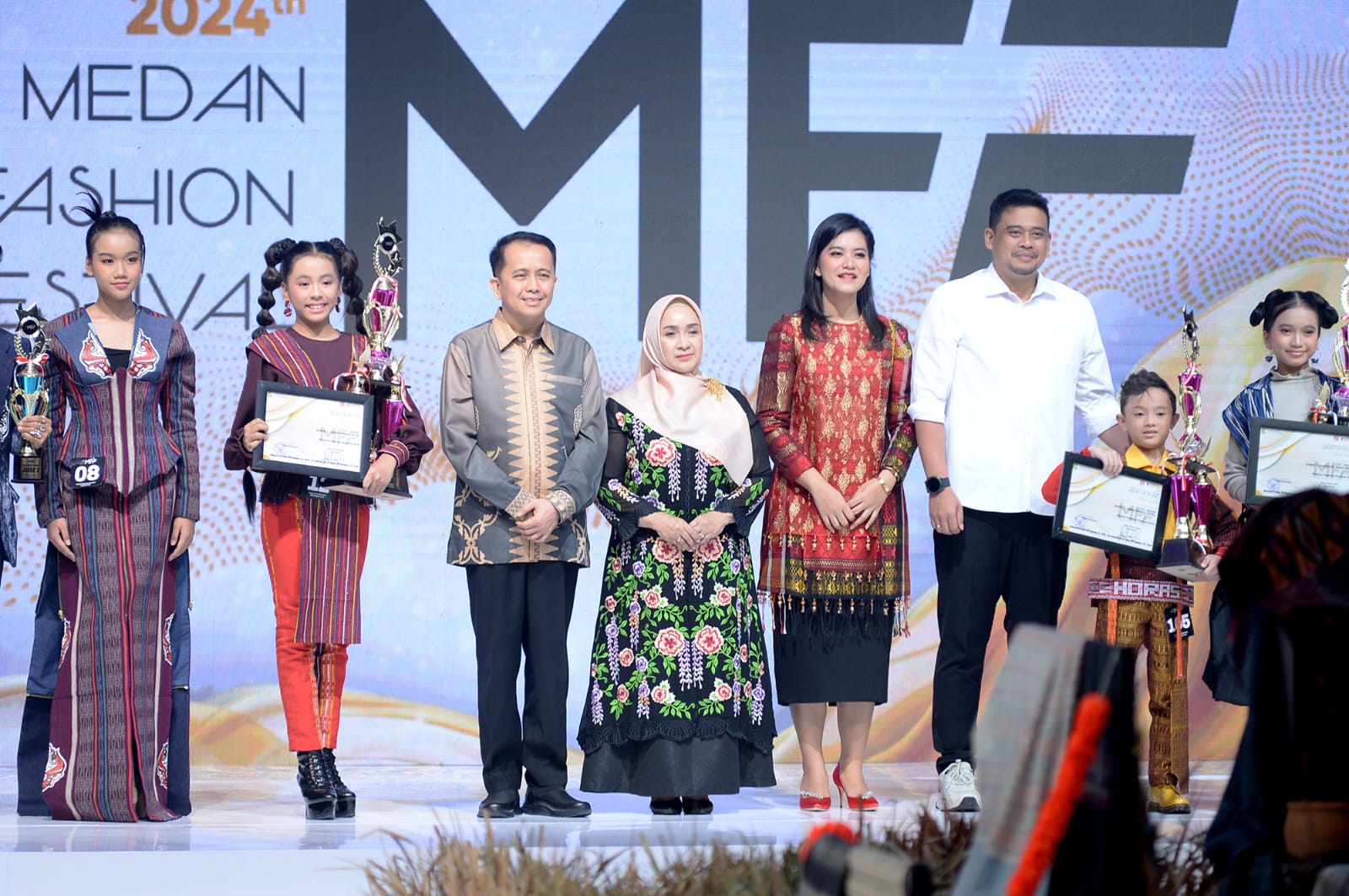 Pj Gubernur Sumatera Utara (Sumut) Agus Fatoni didampingi  Pj Ketua Dekranasda Sumut Tyas Fatoni  menghadiri  Medan Fashion Festival (MFF) 2024 di Ballroom Hotel Santika Dyandra.