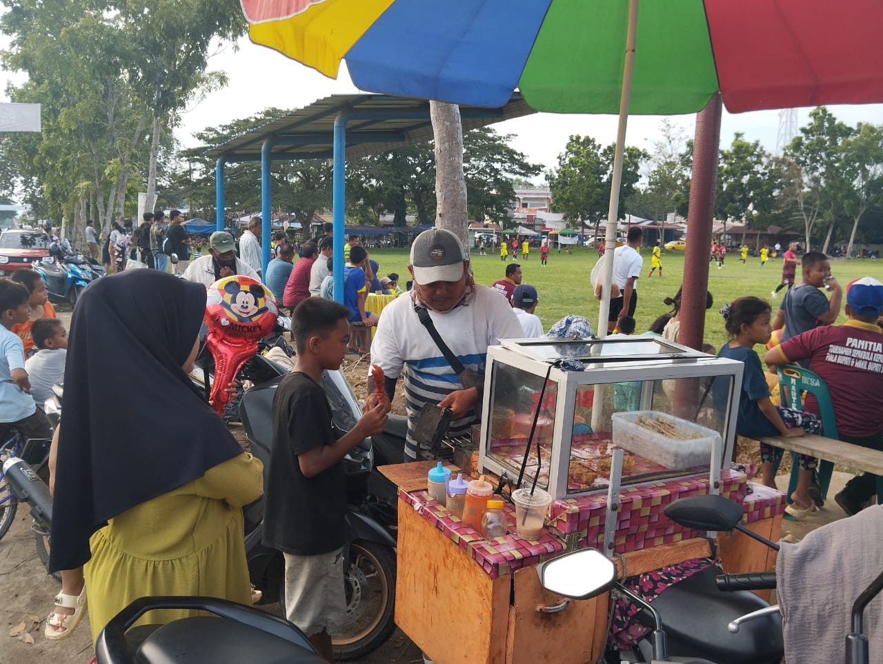 Anto saat melayani pembeli sate tusuk miliknya . (Fadli/Sumut Pos)