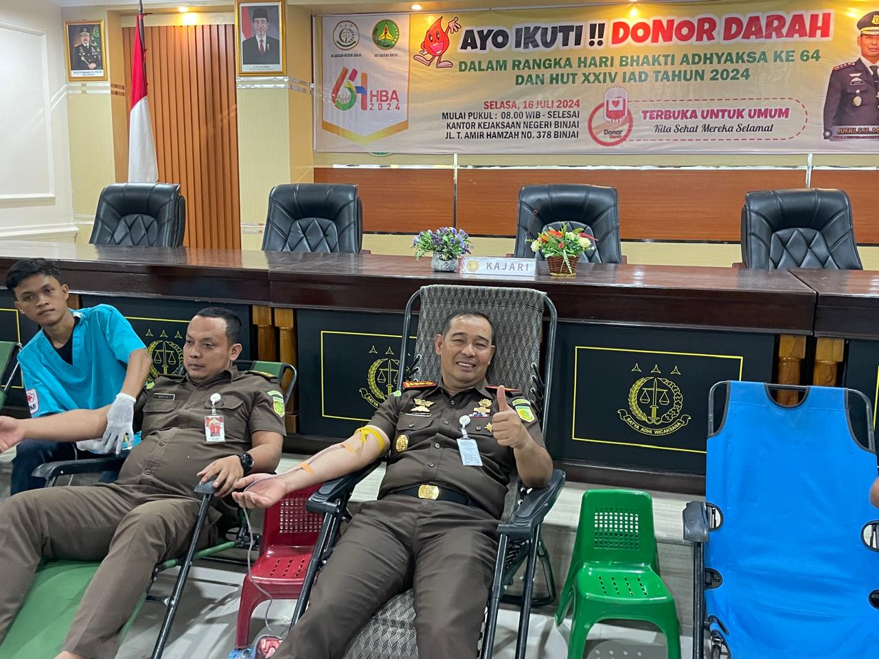 DONOR DARAH: Kajari Binjai, Jufri saat mendonorkan darahnya dalam kegiatan menyambut HBA dan HUT IAD.(Intelijen Kejari Binjai/Sumut Pos)