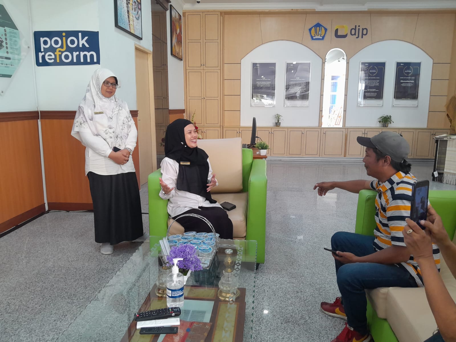 KONFIRMASI: Wartawan saat melakukan konfirmasi di Kantor Pajak Sunut 1, Senin (15/7).