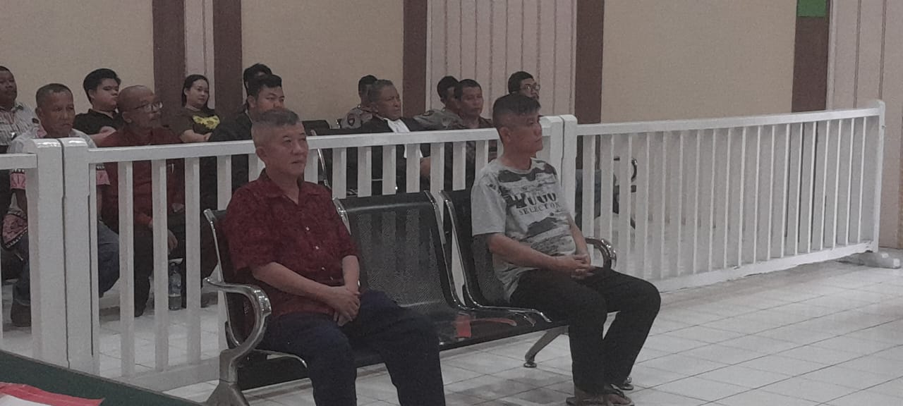 SIDANG: Terdakwa Saiman Siahaan alias Aan, pemilik lahan Pabrik Kelapa Sawit (PKS) PT Anugerah Makmur Jaya dan Rudi saat di persidangan, di Ruangan Cakra Pengadilan Negeri Kota Tebingtinggi Kelas 1B,
