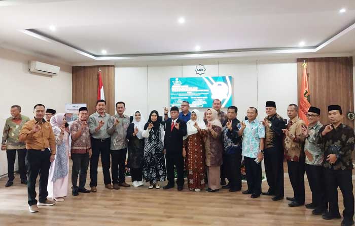 DOKTOR: Dr Waris Tholib (pakai jas) berhasil meraih gelar Doktor dari UIN Sumut. (Dok. Pribadi)