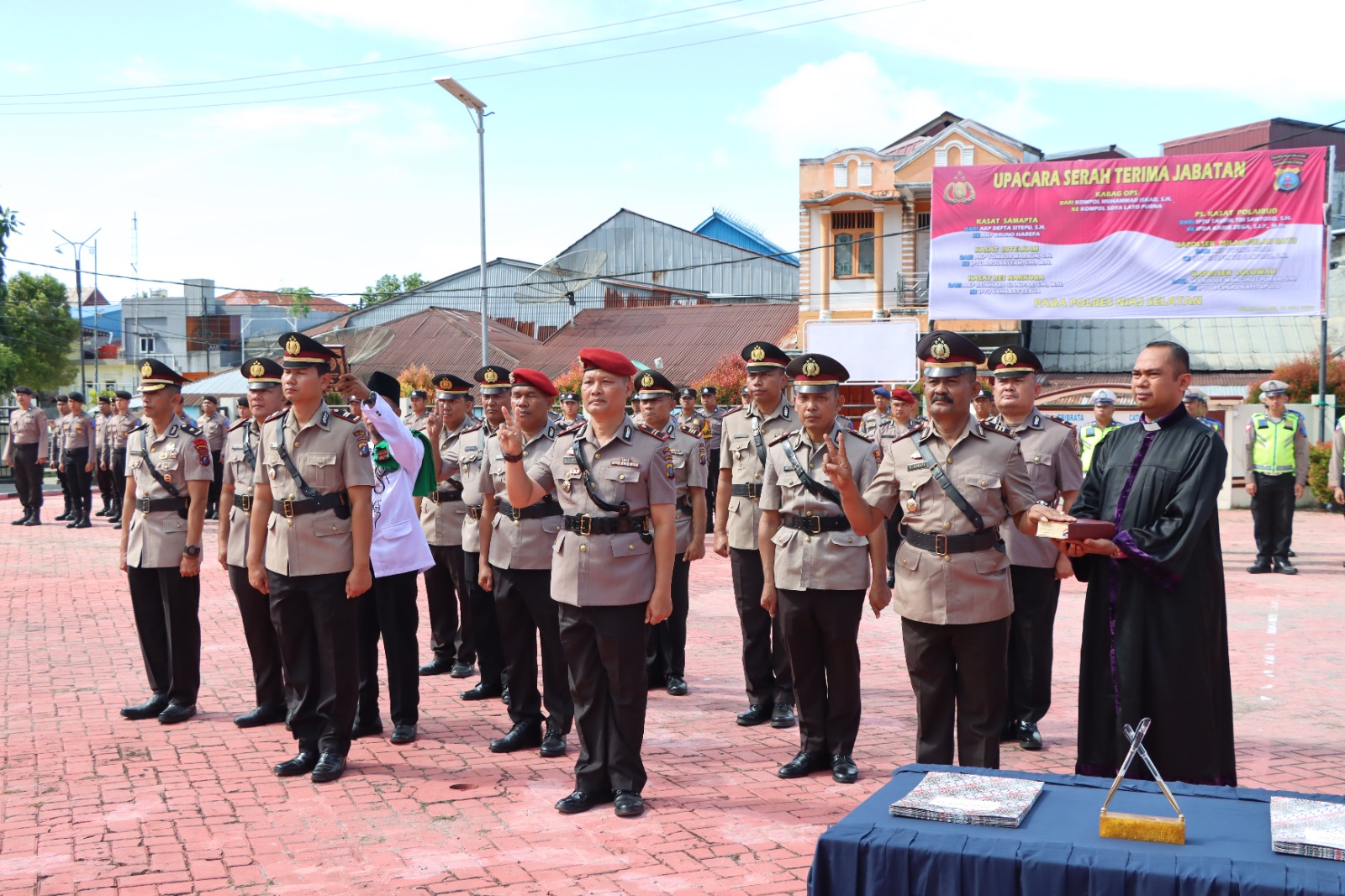 DIAMBIL SUMPAH:  Para PJU Polres Nias Selatan ketika di ambil sumpah. (EURISMAN/SUMUT POS)