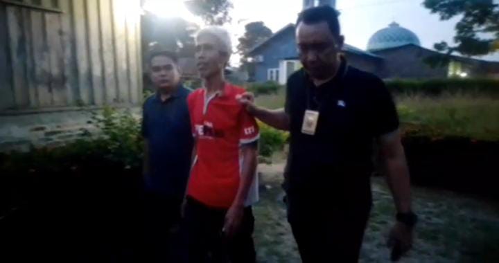 OVERSTAY: Petugas Kantor Imigrasi Kelas II TPI Belawan mengamankan seorang  asal Malaysia berinisial R, di Desa Klumpang Kebun, Kecamatan Hamparan Perak, Senin (15/7/2024) malam.(IST/SUMUT POS)
