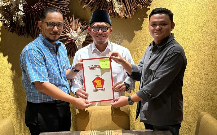 REKOMENDASI: Pasangan calon wali kota, dr Donal Anjar Simanjuntak dan calon wakil wali kota, Muhammad Andri Alfisah menerima surat rekomendasi dari DPP Partai Gerindra.(Istimewa/Sumut Pos)