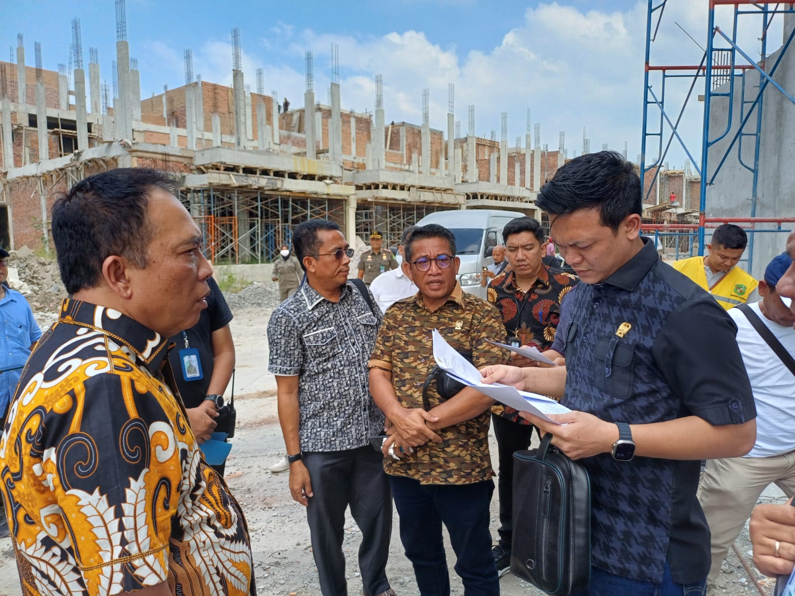 PERIKSA: Komisi IV DPRD Kota Medan memeriksa dokumen perizinan Polonia Garden Tahap III di lokasi pembangunan.(MARKUS/SUMUT POS)
