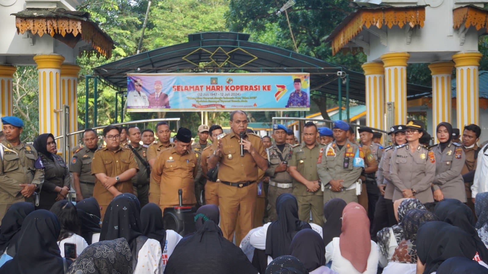 TERIMA: Pj Bupati Langkat, Faisal Hasrimy saat menerima massa aksi damai Forum PPPK Guru. (Diskominfo Langkat/Sumut Pos)