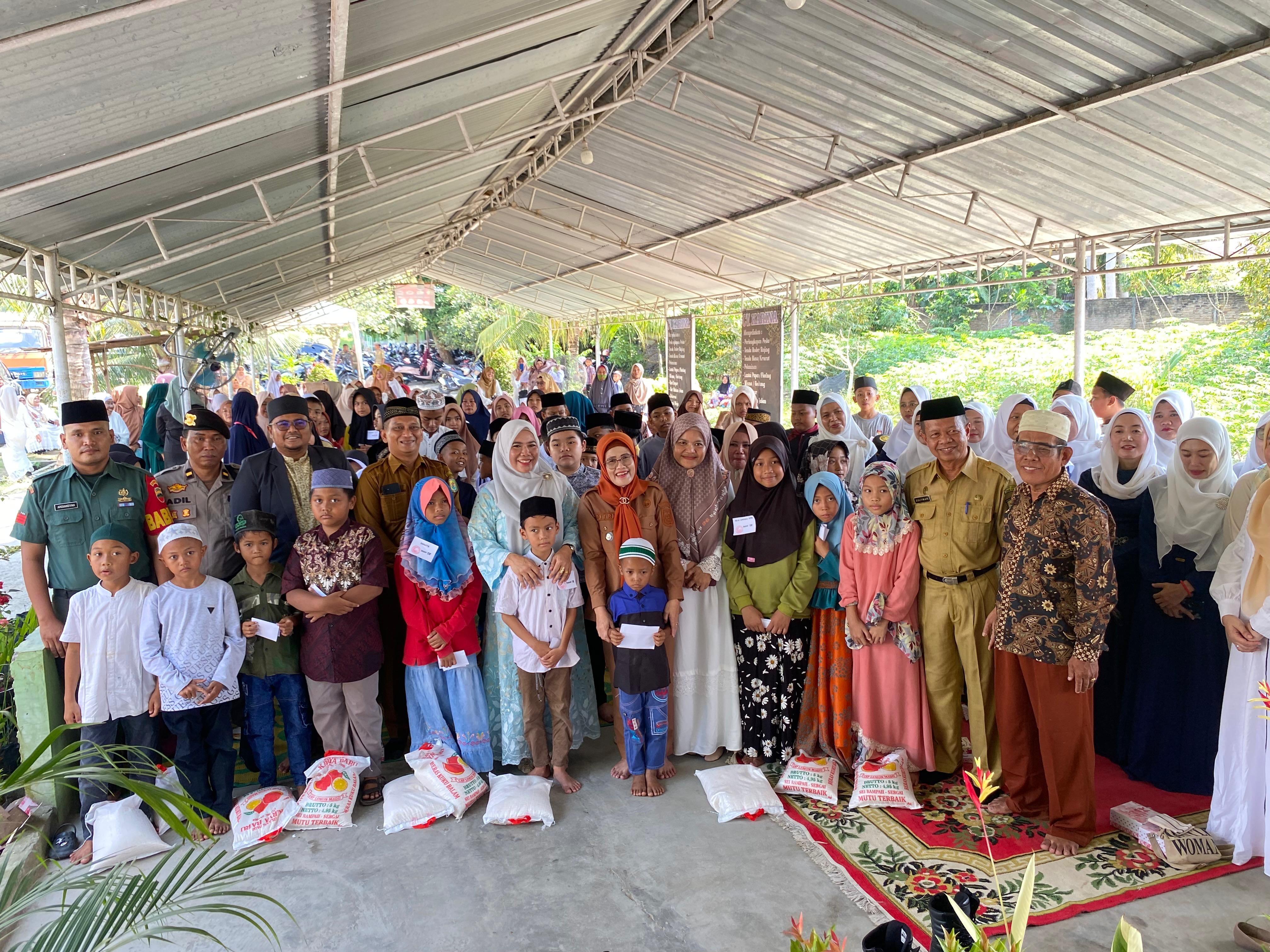 SANTUNI:  Ketua TP PKK Kabupaten Serdang Bedagai Hj.Rosmaida Darma Wijaya bersama Staf Ahli Bidang Pemerintah Zulfikar saat santuni anak yatim di Sei Rampah. (FADLY/SUMUT POS)