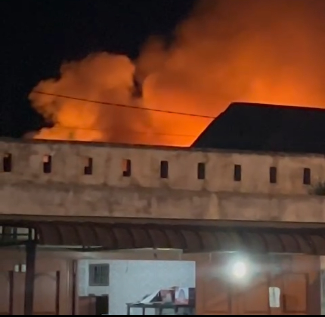 TERBAKAR:  Kantor Kemenag Dairi di Jalan Pelita Sidikalang, terbakar, Rabu (17/7/2024) malam. (Istimewa/Sumut Pos)