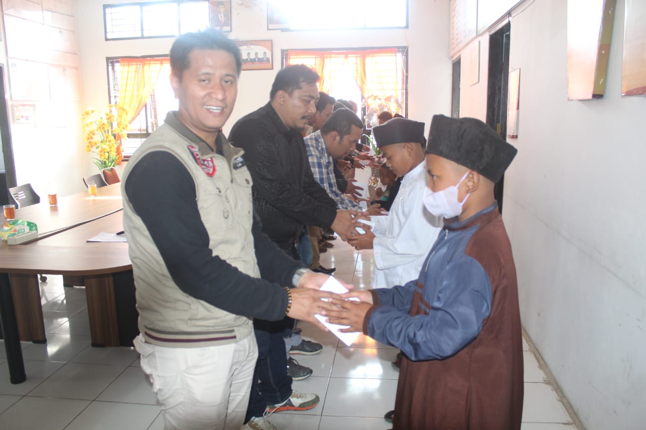 SERAHKAN:  Ketua KPU Dairi, Ariyanto Tinendung bersama Komisioner KPU lainya, serahkan santunan kepada belasan anak yatim di Kantor KPU Dairi, Selasa (16/7/2024). (Istimewa/Sumut Pos)