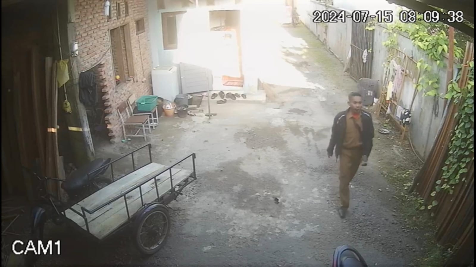 TEREKAM: Oknum ASN Binjai Terekam sebelum melakukan aksi pencurian kendaraan bermotor.(Rekaman CCTV/Sumut Pos)