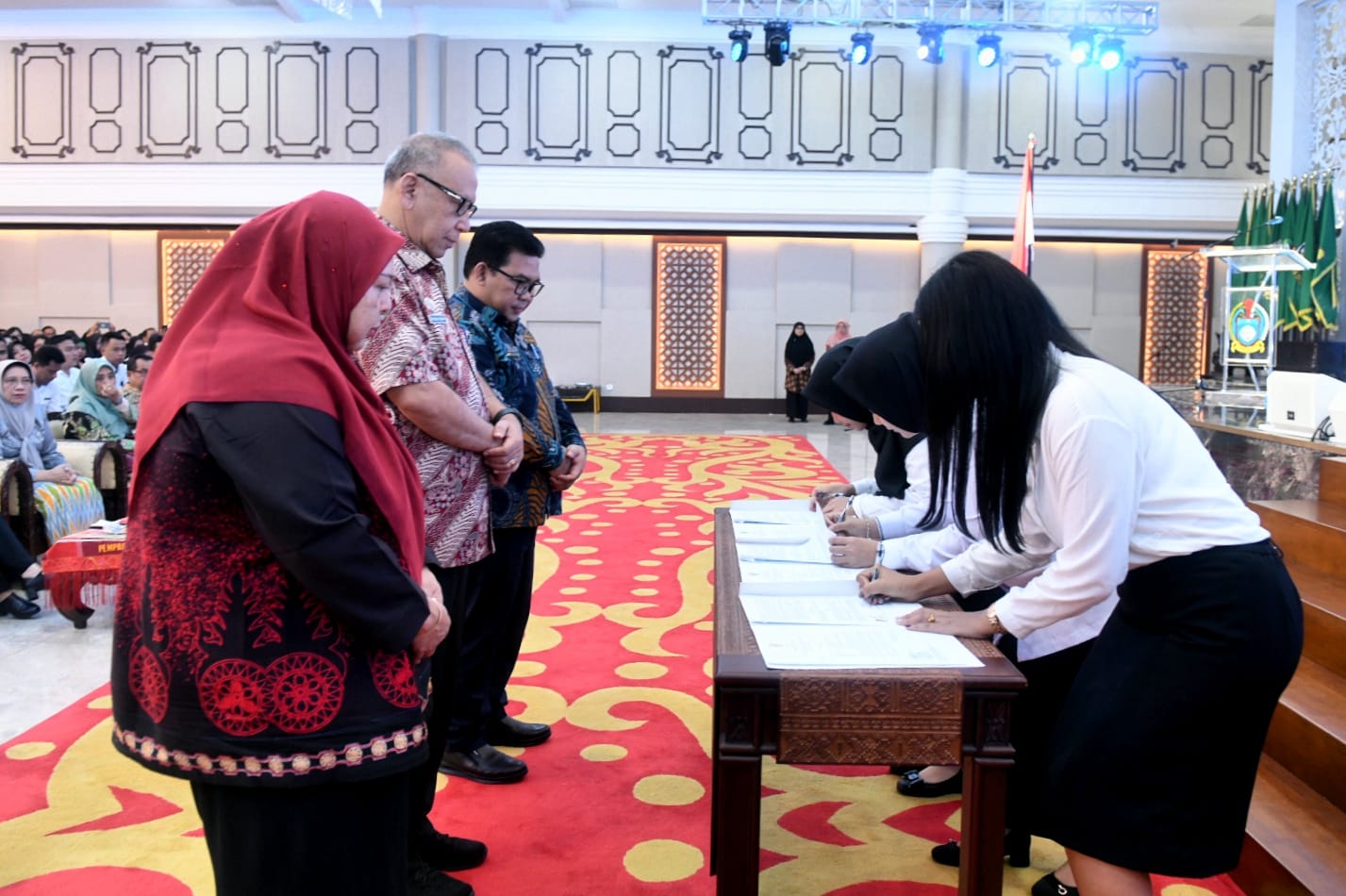 TANDATANGANI: Staf Ahli Gubernur Sumut  Bidang Hukum, Politik dan Pemerintahan, Effendy Pohan bersama Kepala  BKD Sumut, Aprilla Haslantini dan Kepala Kanreg VI BKN, Janry Simanungkalit.