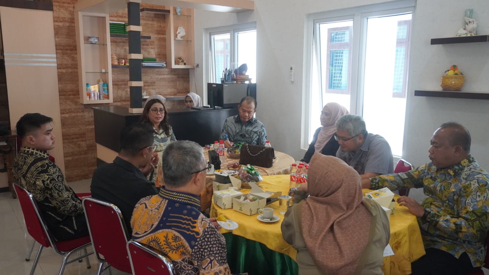 TERIMA: Sekda Langkat, Amril saat menerima kunker DPRD Sumut.(Diskominfo Langkat/Sumut Pos)