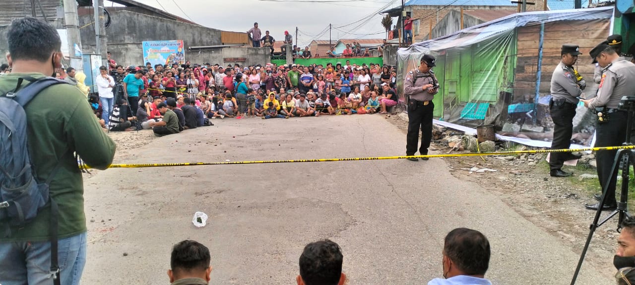 REKONSTRUKSI: RIbuan warga saksikan rekonstruksi yang digelar Polres Karo dengan menghadirkan  ketiga tersangka saat melakukan pembakaran rumah wartawan  Rico Sempurna hingga keluarganya ikut tewas.