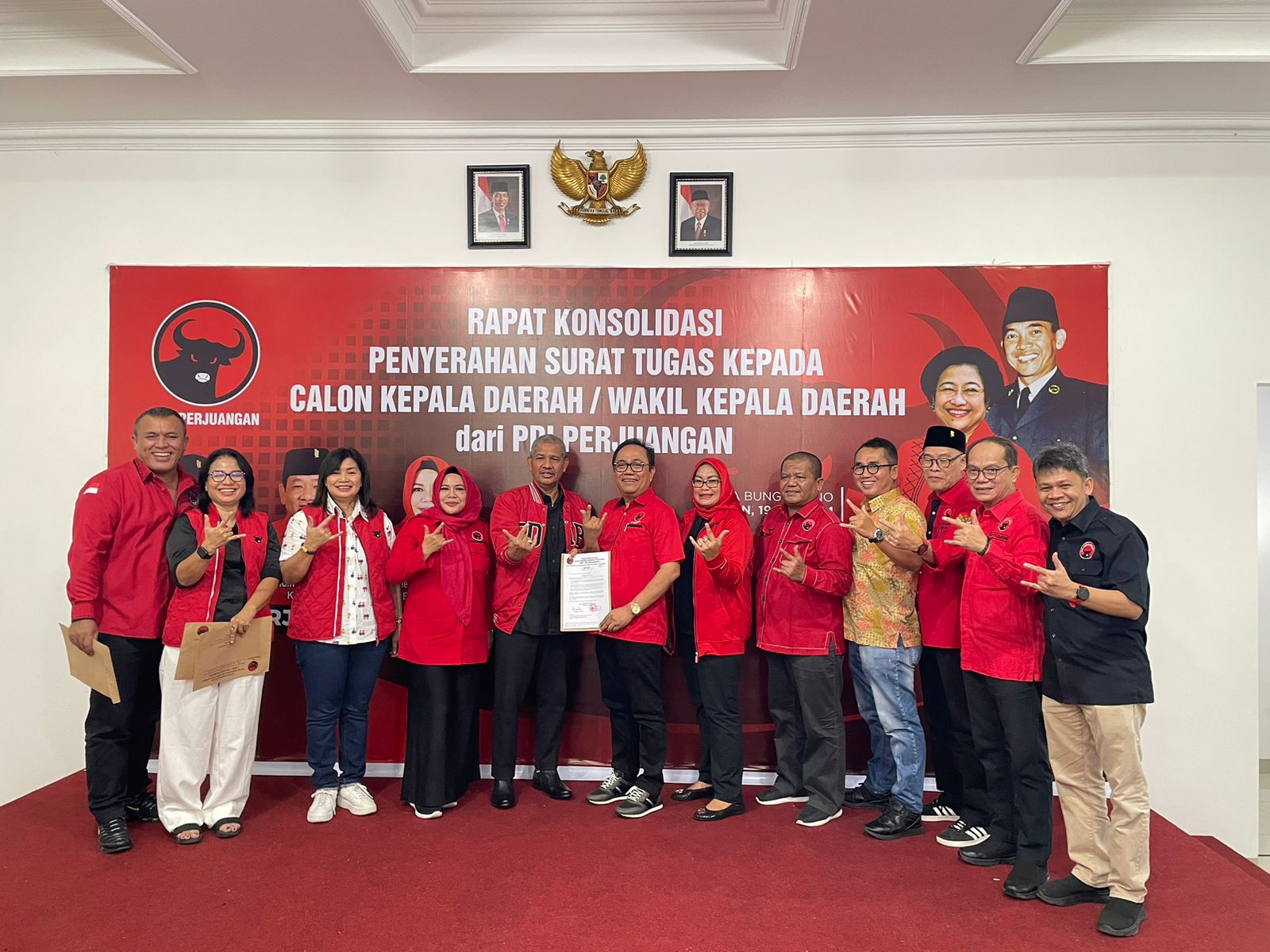 Bakal Calon Wali Kota Padangsidimpuan, Dr Hapendi Harahap SH MH saat menerima surat tugas dari Sekretaris DPD PDIP Sumut, Dr Sutarto MSI di Aula Bung Karno Kantor DPD PDI Perjuangan Sumut.