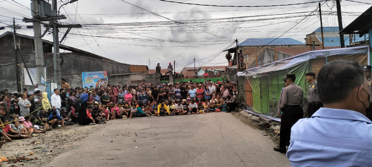 REKONSTRUKSI: Warga masih bertahan di lokasi rekonstruksi pelaku pembakaran rumah wartawan, Rico Sempurna Pasaribu hingga keluarganya ikut tewas.((SOLIDEO/SUMUT POS)