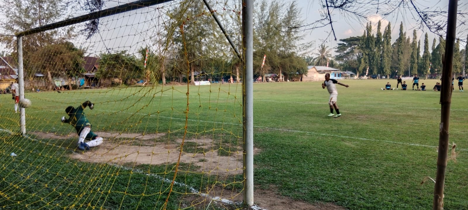 GOL: Penendang Tim Sepak Bola Perbaungan Subagi menjadi gol penentu kemenangan pada babak adu finalti . ( FADLY/SUMUT POS )