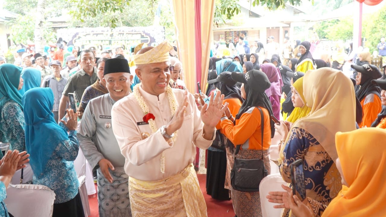 SAPA: Pj Bupati Langkat saat menyapa masyarakat di Desa Suka Makmur, Kecamatan Binjai.(Diskominfo Langkat/Sumut)