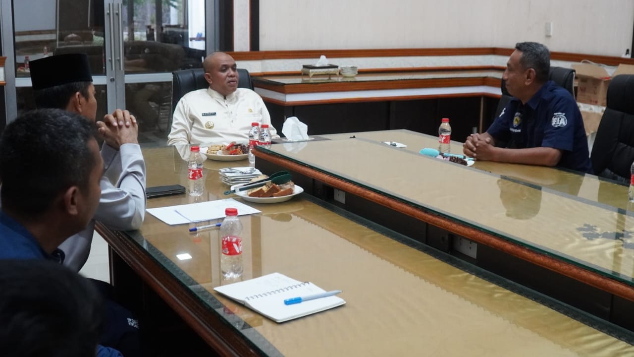 AUDIENSI: Pj Bupati Langkat saat menerima audiensi dari IMI Sumut.(Diskominfo Langkat/Sumut Pos)