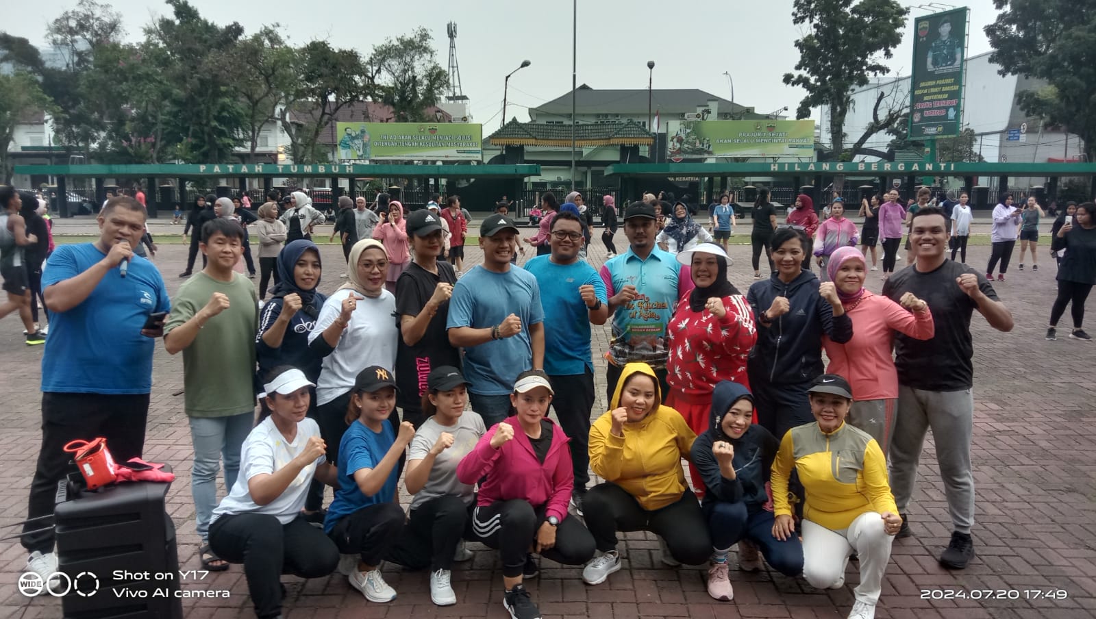 BERSAMA: Ketua KORMI Kota Medan Hj Rosdiana, Ketua ASKI Sumut Samsuddin, dan Ketua ASKI Kota Medan Rudi Purnomo serta instruktur saat menggelar senam kebugaran di Lapangan Benteng, Medan.