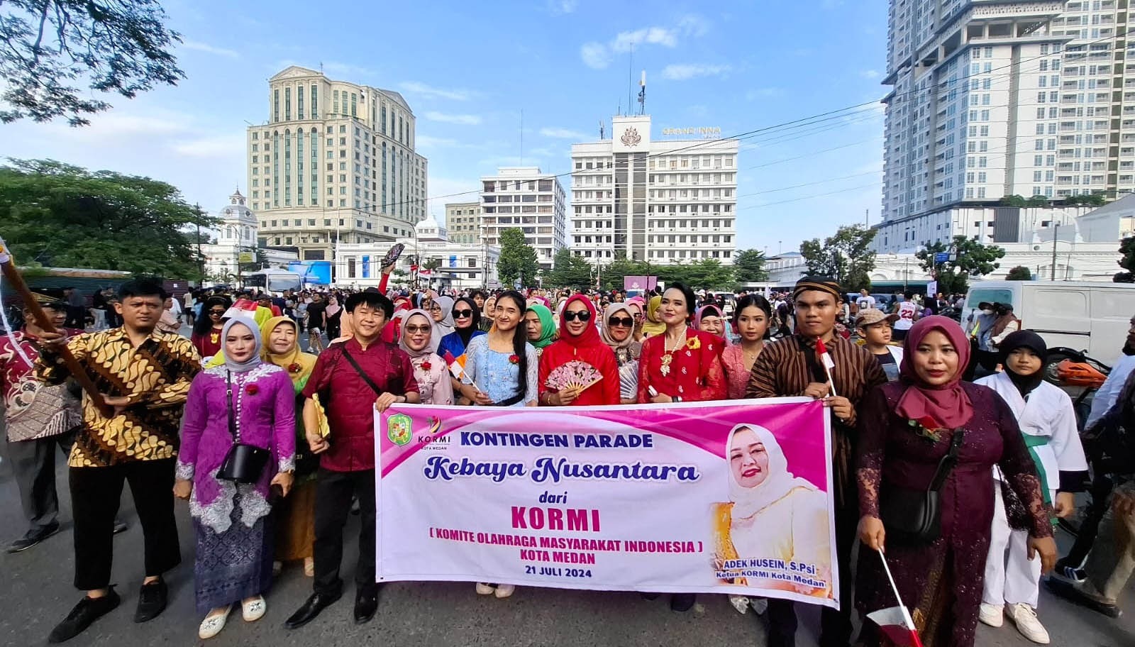 PARADE: Pengurus dan anggota KORMI Kota Medan ikut Parade Kebaya Nusantara di Jalan Balai Kota Medan, Minggu (21/7/2024) pagi. (KORMI Medan)