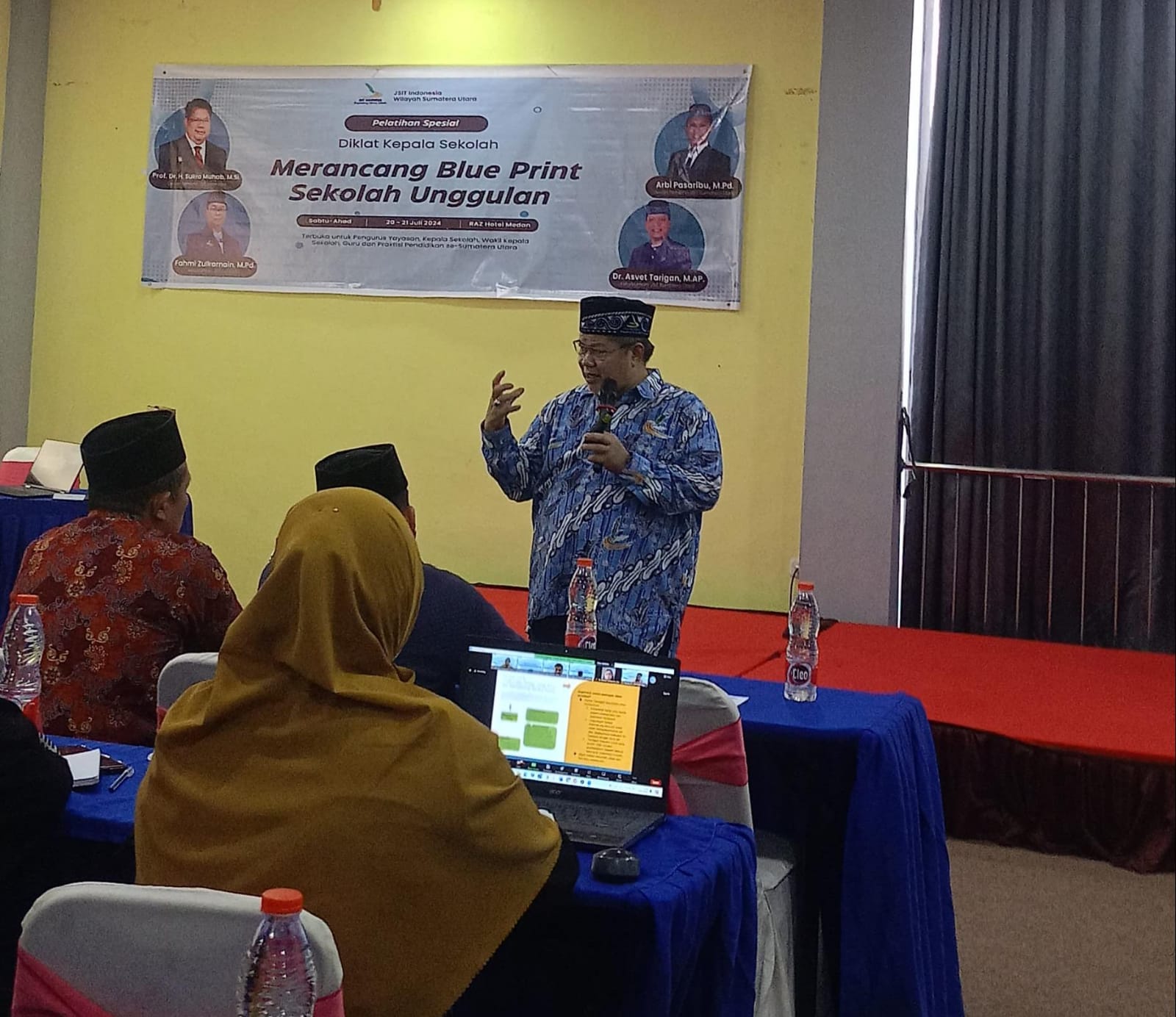 Ketua Dewan Pembina JSIT Indonesia Prof Dr Drs Sukro Muhab MSi ketika menjadi pembicara dalam sarasehan Yayasan Pendidikan Islam di Raz Hotel, Jalan DR Mansyur Medan. (Dokumentasi JSIT Wilayah Sumut)