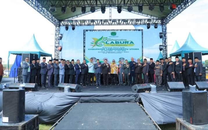 PERINGATI: Bupati Hendri Yanto Sitorus bersama Wabup Samsul Tanjung bersama OPD Labura memperingati hari lagi ke 16 tahun Kabupaten Labura.