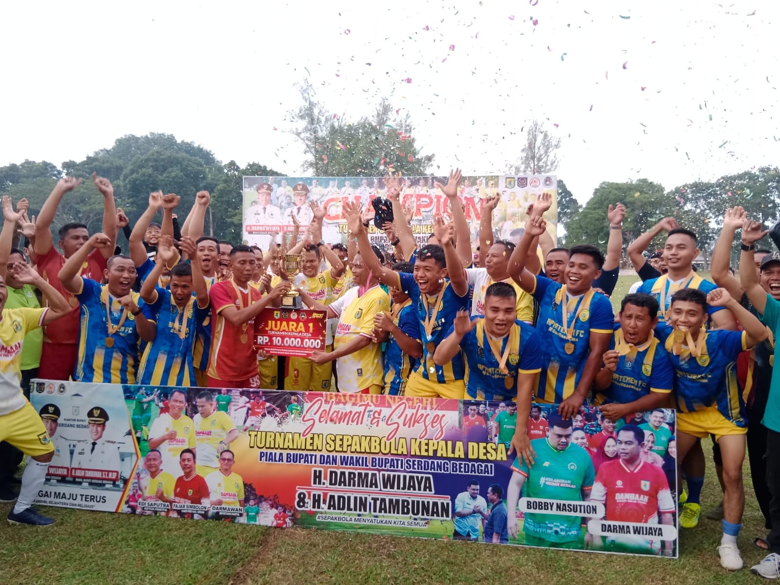SERAHKAN: Bupati Sergai H.Darma Wijaya saat menyerahkan hadiah kepada juara 1 Teluk Mengkudu pada  Turnamen  sepak bola kades memperebutkan piala Bupati dan wakil Bupati Sergai tahun 2024 sore tadi .