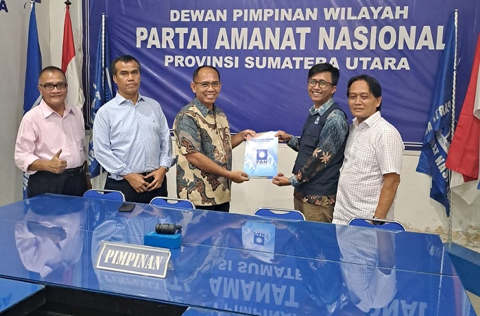 KEMBALIKAN: BRIGJEN TNI Godman Siagian (tiga dari kiri) ketika mengembalikan formulir dan berkas bakal calon Wali Kota Medan ke Kantor PAN Kota Medan.