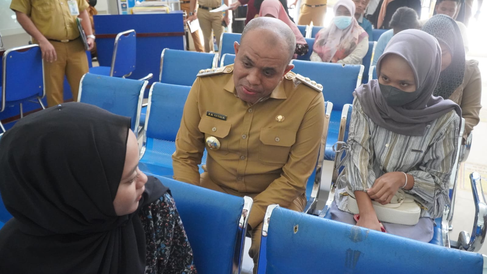 BINCANG: Pj Bupati Langkat, Faisal Hasrimy saat berbincang dengan masyarakat terkait pelayanan di Kantor Dinas Kependudukan dan Catatan Sipil.(Diskominfo Langkat/Sumut Pos)