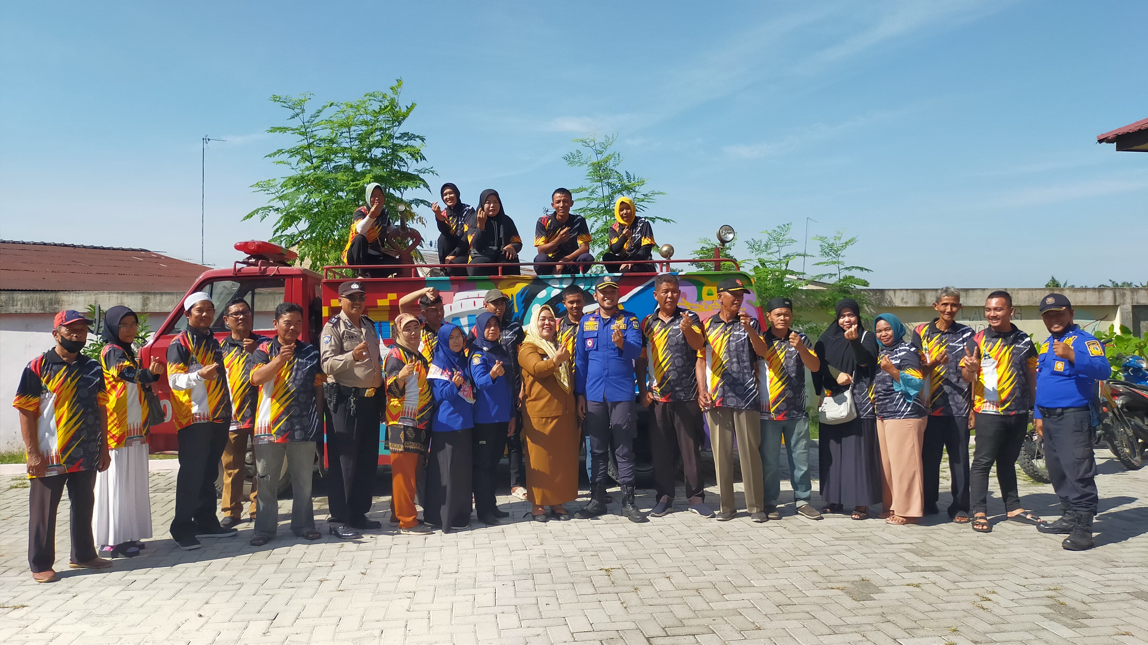 PELATIHAN: Dinas Pemadaman Kebakaran dan Penyelamatan ketika melakukan pelatihan dan sosialisasi pencegahan bencana kebakaran di Lapangan Kantor Lurah Lalang Jalan Bukit Bundar Kota Tebingtinggi.
